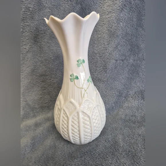 Vintage Belleek Rock Of Cashel Vase Beige Color With Some Green Leaves - Picture 3 of 8